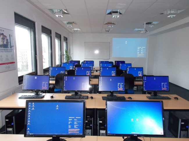 Unterrichtsraum mit Desktopcomputern im WBS STUDIENKOLLEG