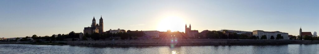 Stadtansicht von Magdeburg in der untergehenden Sonne