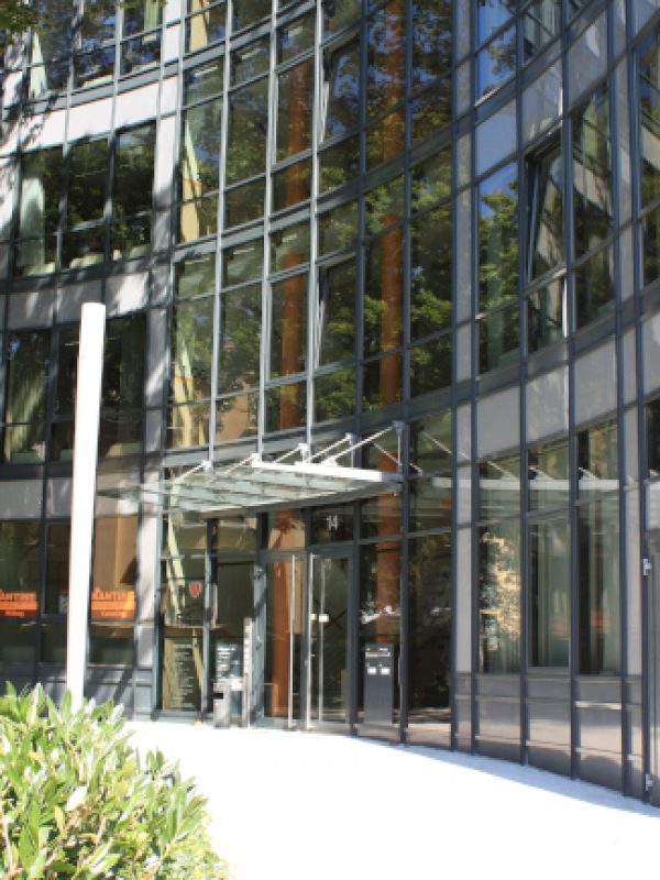 Entrance of the building Maxim-Gorki-Strasse 14, WBS STUDIENKOLLEG